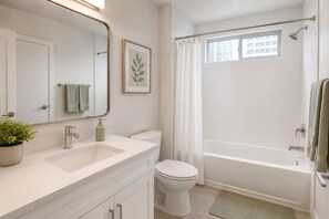Comfort Studio | Bathroom | Free toiletries, hair dryer, towels, soap - Juniper House Suites (Toronto)