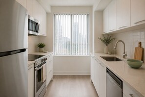 Comfort Studio | Private kitchen | Fridge, microwave, oven, stovetop - Juniper House Suites (Toronto)
