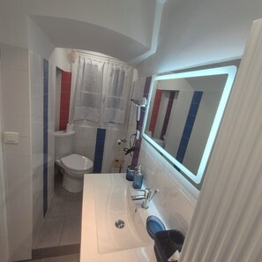 Een douche, een haardroger, handdoeken, zeep