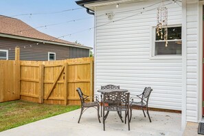 Outdoor dining - Newly Renovated Historic Atco Village Retreat (Cartersville)