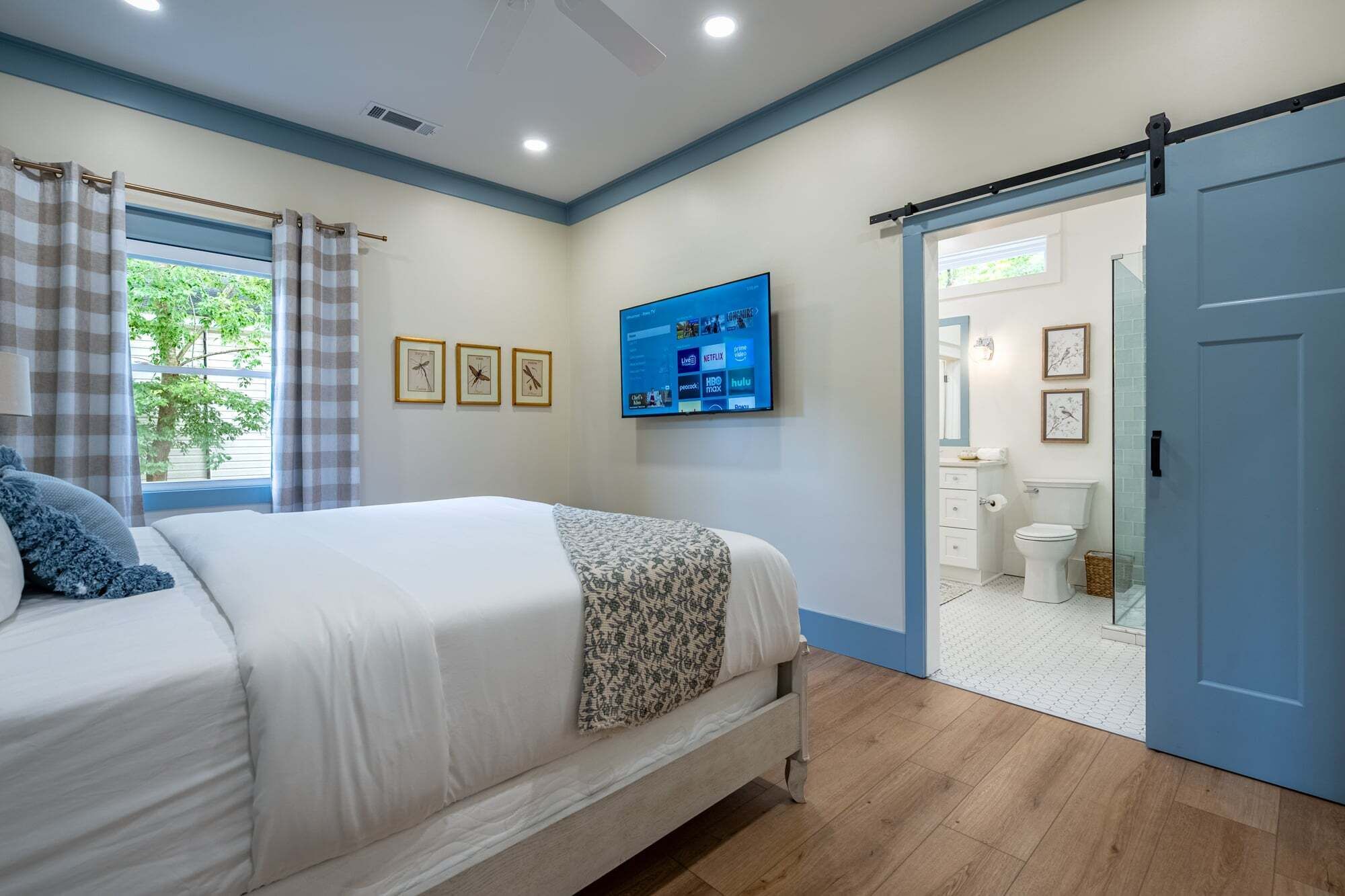 Tabla de planchar con plancha, wifi gratis y ropa de cama 