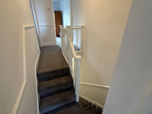 Interior - Spacious 3 dbl bed house - sleeps 7! On the High St, 10 min walk to East Croydon (Croydon)