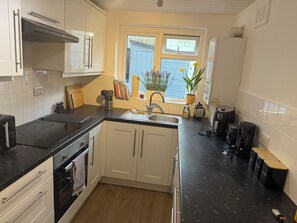 Private kitchen - Spacious 3 dbl bed house - sleeps 7! On the High St, 10 min walk to East Croydon (Croydon)