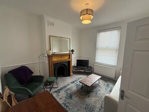 Smart TV - Spacious 3 dbl bed house - sleeps 7! On the High St, 10 min walk to East Croydon (Croydon)