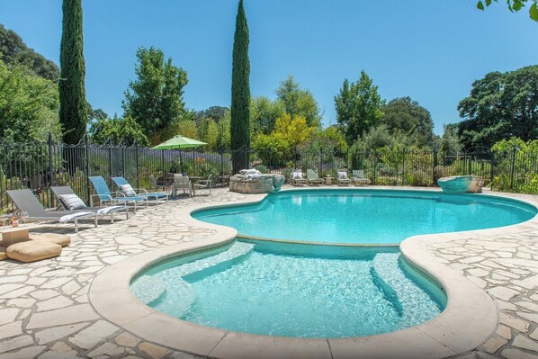 A swimming pool with lounge chairs and a stone patio. - Luxury Wine Country Estate Near Downtown/Wineries (Paso Robles)