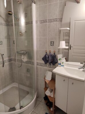Deluxe Double Room, Non Smoking, Garden View | Bathroom | Slippers - Bed & Breakfast Chez Mon Reve (Éguzon-Chantôme)
