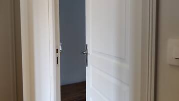 Comfort kamer, uitzicht op heuvels | Een minibar met enkele gratis items, geluiddichte muren, gratis wifi