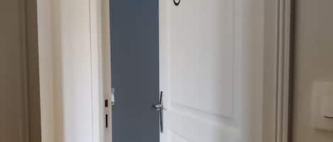 Comfort-Zimmer, Hügelblick | Minibar (mit einigen kostenlosen Artikeln), schallisolierte Zimmer