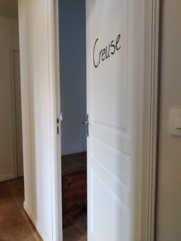Comfort Room, Hill View
