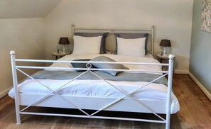 A bed with a white metal frame, two bedside tables with lamps, and a headboard. - Bed & Breakfast Chez Mon Reve (Éguzon-Chantôme)