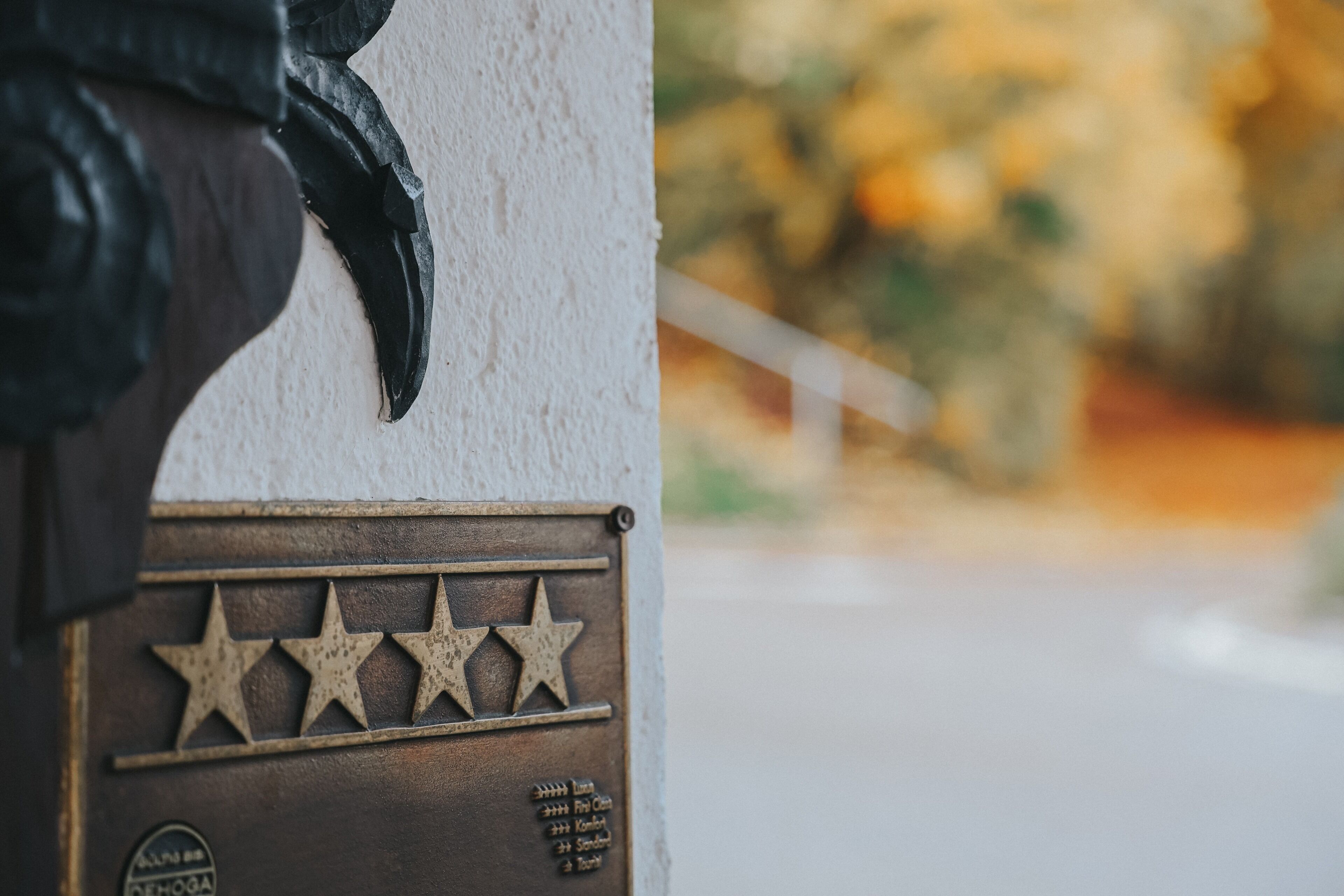 Primer plano de una placa con estrellas y texto, probablemente indicando una calificación o un premio.