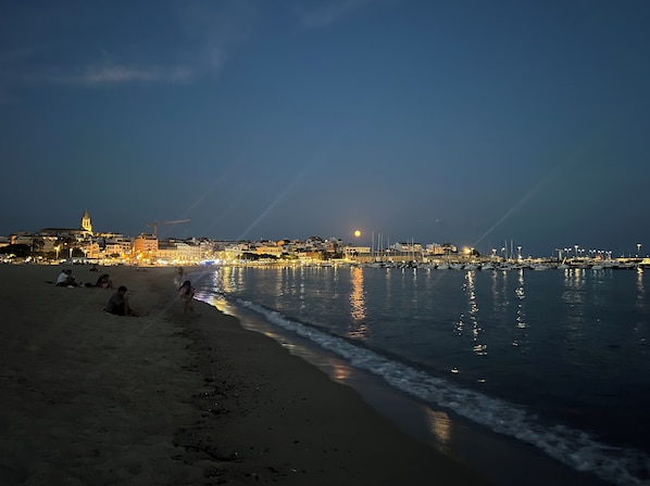 Beach - Bright apartment with parking, 250 m from the beach and downtown. (Palamós)