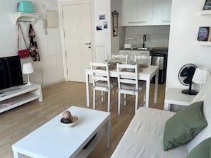Living area - Bright apartment with parking, 250 m from the beach and downtown. (Palamós)