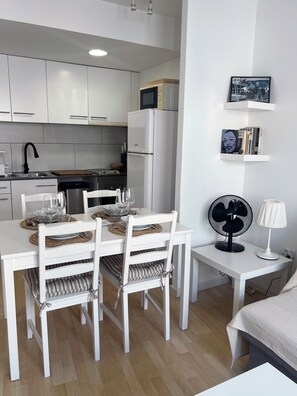 Dining - Bright apartment with parking, 250 m from the beach and downtown. (Palamós)