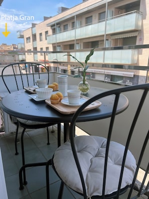 Outdoor dining - Bright apartment with parking, 250 m from the beach and downtown. (Palamós)