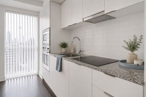 Standard Suite | Private kitchen | Fridge, microwave, oven, stovetop - The Copperline Stay (Toronto)