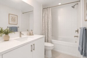 Standard Suite | Bathroom | Free toiletries, hair dryer, towels, soap - The Copperline Stay (Toronto)