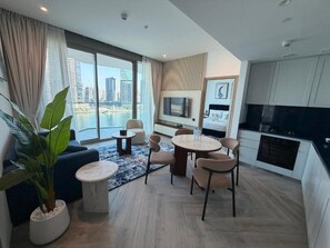 Deluxe-huoneisto, 2 makuuhuonetta, parveke, näköala kanavalle | Sisätilat