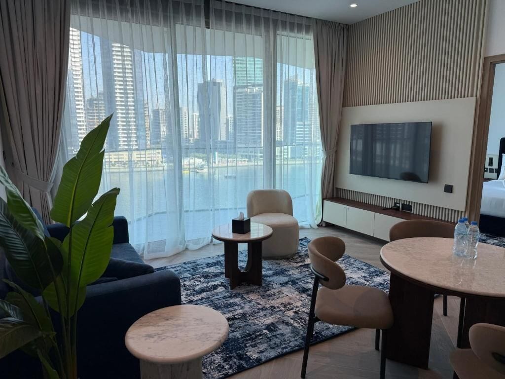 Apartamento luxo, 2 quartos, sacada, vista para o canal | Opções para refeição