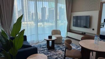 Apartamento luxo, 2 quartos, sacada, vista para o canal | Opções para refeição