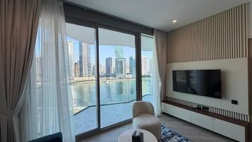 Apartamento luxo, 2 quartos, sacada, vista para o canal | Parte interna