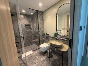Appartement, balcon, vue canal | Salle de bain | Douche, articles de toilette gratuits, sèche-cheveux, chaussons