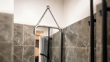 Ducha, toallas, jabón y papel higiénico