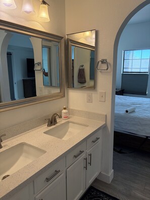 Hair dryer, towels, soap, toilet paper - 2-bedroom townhome in tranquil Mesa with cool AC (Mesa)