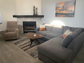 Living area - 2-bedroom townhome in tranquil Mesa with cool AC (Mesa)
