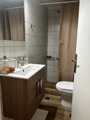 Ducha, secador de pelo, toallas y jabón