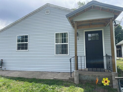 Cozy 2-bedroom house in Lakeside IA. Just a 3 minute walk from the lake.