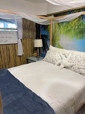 5 bedrooms, iron/ironing board, Internet, bed sheets - Saylor's Haven: Renovated Palm Island Retreat with Pool Spa Dock and Harbor View (Cape Haze)