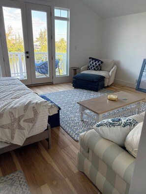 5 bedrooms, iron/ironing board, Internet, bed sheets - Saylor's Haven: Renovated Palm Island Retreat with Pool Spa Dock and Harbor View (Cape Haze)