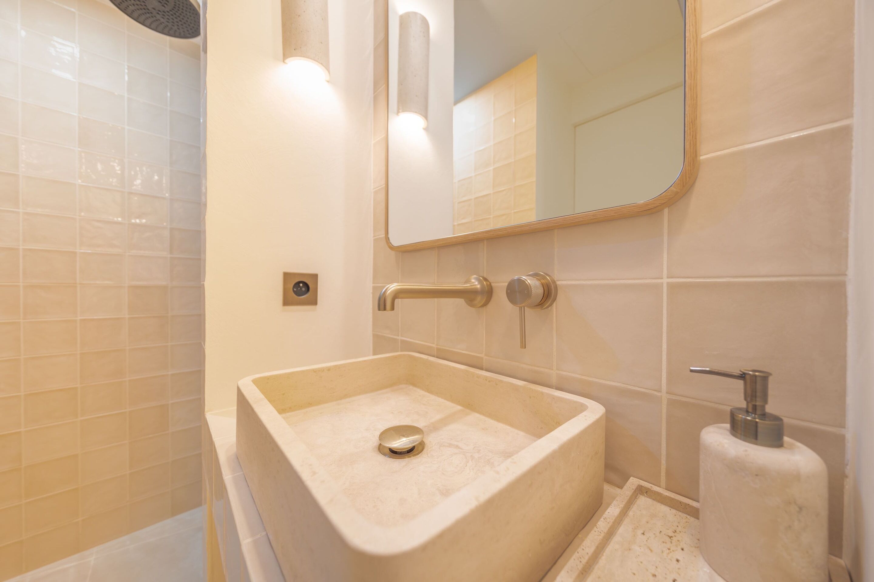 Appartement | Salle de bain | Sèche-cheveux, serviettes fournies, shampoing