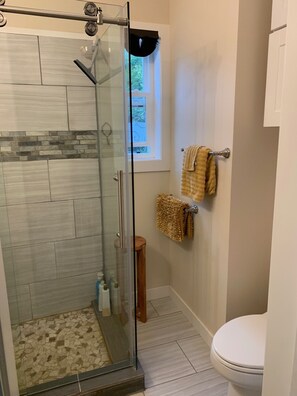 Een douche, een haardroger, handdoeken, zeep