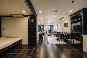 Una habitación de hotel moderna con cama, comedor y cocina.