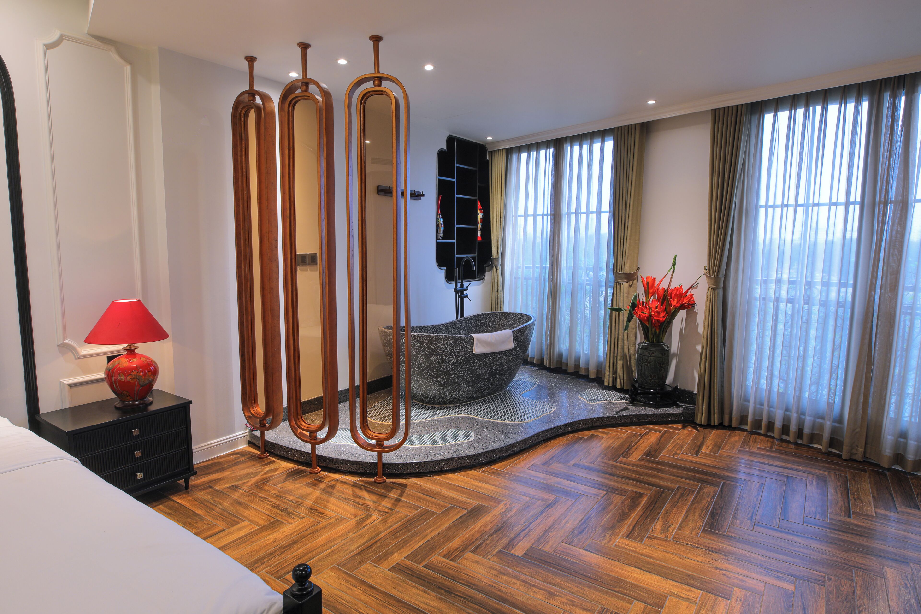 Luxury Apartment, City View | Deep soaking bathtub