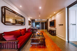 Una sala de estar moderna con un sofá rojo, una mesa de centro y un espejo grande.
