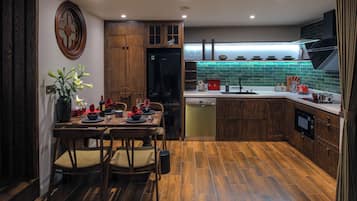 Monolocale Luxury | Cucina privata | Frigorifero, microonde, forno, piano cottura