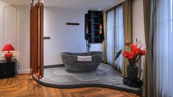 Luxury Apartment, City View | Deep-soaking bathtub