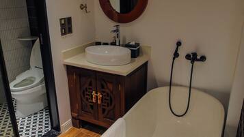 Appartement Luxe | Salle de bain | Baignoire et douche séparées, articles de toilette gratuits
