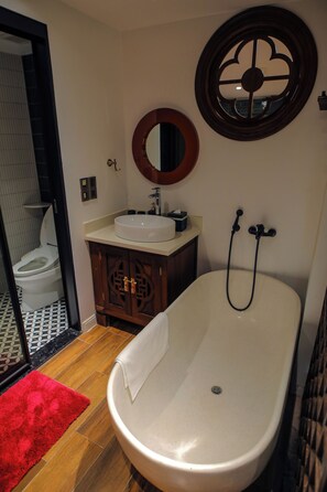 Appartement Luxe | Salle de bain | Baignoire et douche séparées, articles de toilette gratuits
