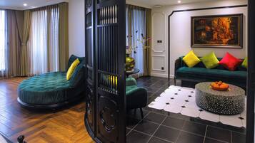 Luxe appartement, uitzicht op de stad | Woonkamer | Een 40-inch flatscreentelevisie met kabelzenders