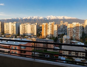 A cityscape with high-rise buildings and a mountain range in the background. - MainMaint Espacio 3 (Santiago)