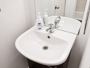 Comfort Apartment, Balcony, Mountain View | Bathroom - MainMaint Espacio 3 (Santiago)