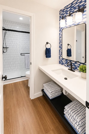 Shower, towels, toilet paper - Lakefront Family Retreat, Sleeps 10, Private Dock, Quiet Cove With Boat Ramp (Roach)