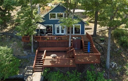 Lakefront Family Retreat, Sleeps 10, Private Dock, Quiet Cove With Boat Ramp
