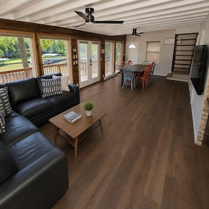 Smart TV, DVD player, books, video library - Lakefront Family Retreat, Sleeps 10, Private Dock, Quiet Cove With Boat Ramp (Roach)