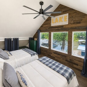 3 bedrooms, free WiFi, bed sheets - Lakefront Family Retreat, Sleeps 10, Private Dock, Quiet Cove With Boat Ramp (Roach)