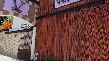 Un edificio con un letrero que dice 'Vértice' y un logotipo que representa una 'V' estilizada.